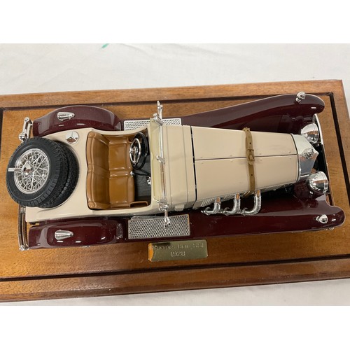 55 - SCALE MODEL OF 1928 MERCEDES BENZ SSK IN TABLE TOP DISPLAY CABINET