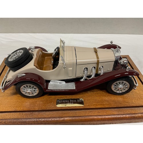 55 - SCALE MODEL OF 1928 MERCEDES BENZ SSK IN TABLE TOP DISPLAY CABINET