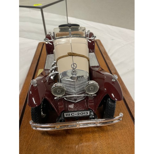 55 - SCALE MODEL OF 1928 MERCEDES BENZ SSK IN TABLE TOP DISPLAY CABINET