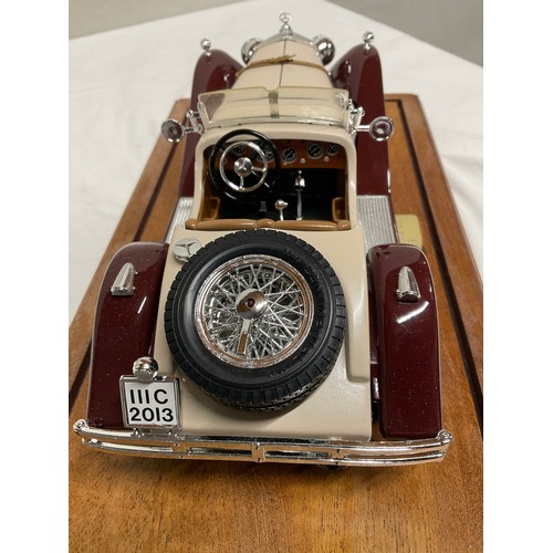 55 - SCALE MODEL OF 1928 MERCEDES BENZ SSK IN TABLE TOP DISPLAY CABINET