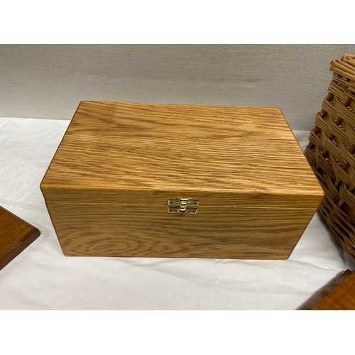 58 - BOX OF TREEN AND WICKER COLLECTABLES TO INCLUDE VARIOUS WALL PLAQUES OAK BOX,VICTORIAN FLAGGON,WINE ... 