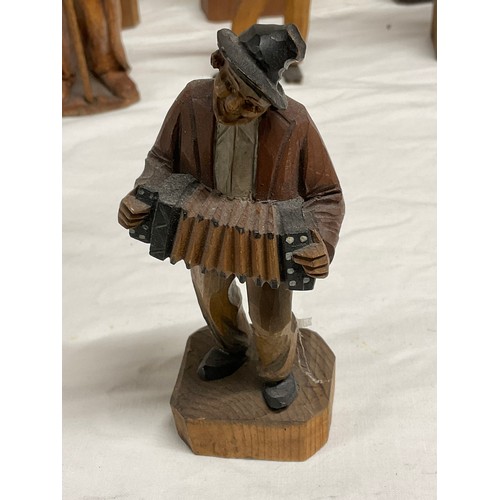 73 - COLLECTION OF BLACK FOREST STYLE CARVED WOODEN FIGURES TO INCLUDE MUSCIANS AND A BEAR