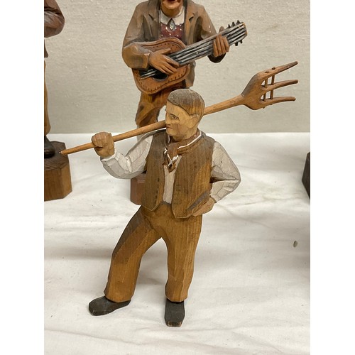 73 - COLLECTION OF BLACK FOREST STYLE CARVED WOODEN FIGURES TO INCLUDE MUSCIANS AND A BEAR