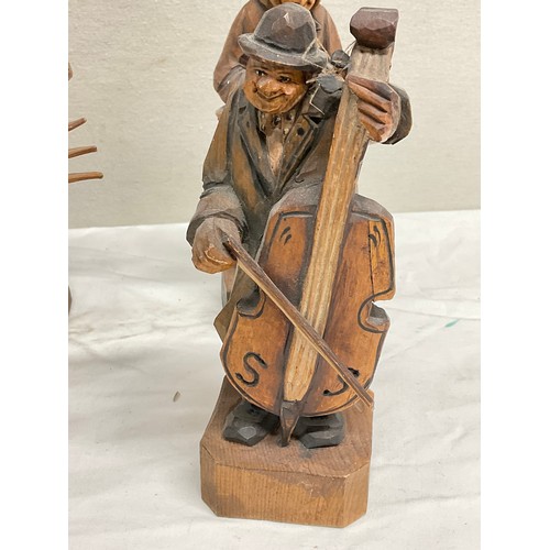 73 - COLLECTION OF BLACK FOREST STYLE CARVED WOODEN FIGURES TO INCLUDE MUSCIANS AND A BEAR