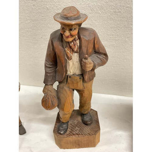 73 - COLLECTION OF BLACK FOREST STYLE CARVED WOODEN FIGURES TO INCLUDE MUSCIANS AND A BEAR