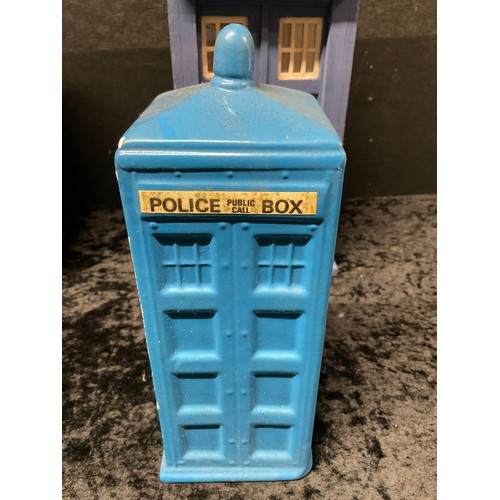 88 - FOUR DOCTOR WHO TARDIS POLICE BOXES TO INCLUDE TWO CERAMIC MONEY BOXES,WOODEN EXAMPLE AND DAPOL BOXE... 