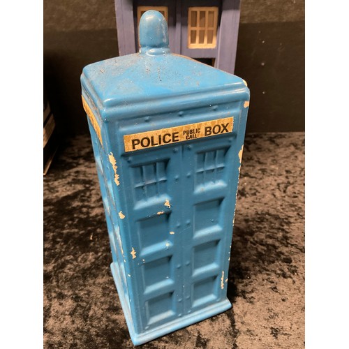 88 - FOUR DOCTOR WHO TARDIS POLICE BOXES TO INCLUDE TWO CERAMIC MONEY BOXES,WOODEN EXAMPLE AND DAPOL BOXE... 