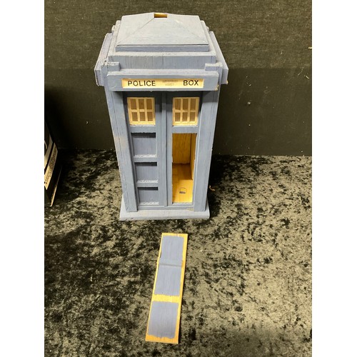 88 - FOUR DOCTOR WHO TARDIS POLICE BOXES TO INCLUDE TWO CERAMIC MONEY BOXES,WOODEN EXAMPLE AND DAPOL BOXE... 