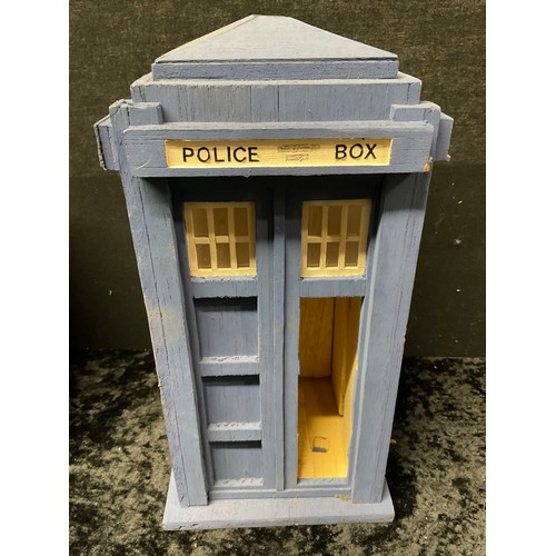 88 - FOUR DOCTOR WHO TARDIS POLICE BOXES TO INCLUDE TWO CERAMIC MONEY BOXES,WOODEN EXAMPLE AND DAPOL BOXE... 