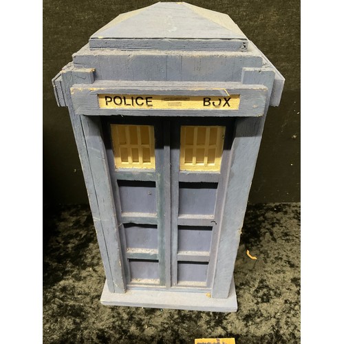 88 - FOUR DOCTOR WHO TARDIS POLICE BOXES TO INCLUDE TWO CERAMIC MONEY BOXES,WOODEN EXAMPLE AND DAPOL BOXE... 