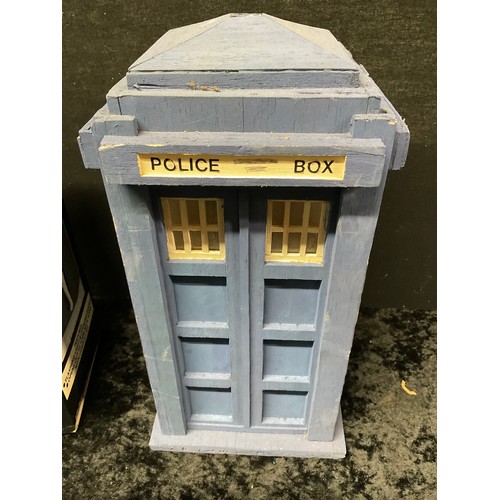 88 - FOUR DOCTOR WHO TARDIS POLICE BOXES TO INCLUDE TWO CERAMIC MONEY BOXES,WOODEN EXAMPLE AND DAPOL BOXE... 