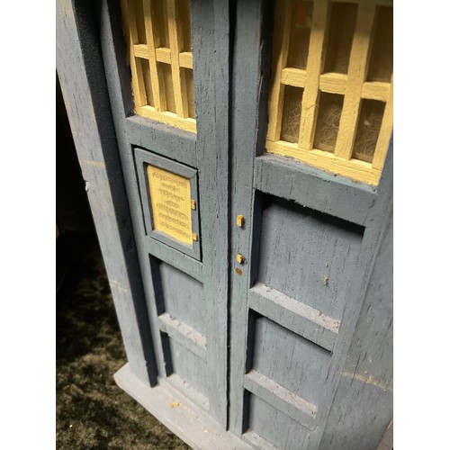 88 - FOUR DOCTOR WHO TARDIS POLICE BOXES TO INCLUDE TWO CERAMIC MONEY BOXES,WOODEN EXAMPLE AND DAPOL BOXE... 