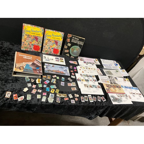 102 - COLLECTION OF STAMPS AND POSTCARDS TO INCLUDE 3 SCHOOLBOY ALBUMS AND QUANTITY OF LOOSE.