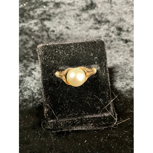 112 - 9 CT GOLD DRESS RING SET WITH PEARL TYPE STONE WEIGHT 2.6G SIZE O