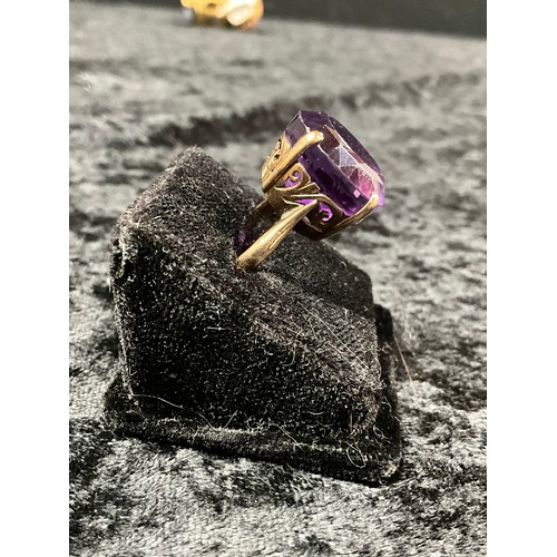 116 - YELLOW METAL LADIES DRESS RING MARKED 14K SET WITH LARGE PURPLE STONE WEIGHT 8G SIZE O TOTAL WEIGHT ... 