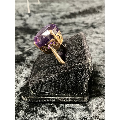 116 - YELLOW METAL LADIES DRESS RING MARKED 14K SET WITH LARGE PURPLE STONE WEIGHT 8G SIZE O TOTAL WEIGHT ... 