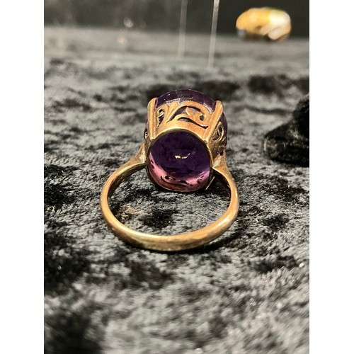 116 - YELLOW METAL LADIES DRESS RING MARKED 14K SET WITH LARGE PURPLE STONE WEIGHT 8G SIZE O TOTAL WEIGHT ... 