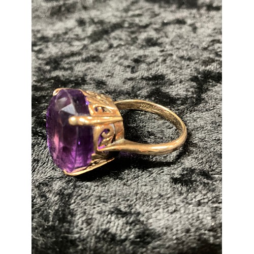 116 - YELLOW METAL LADIES DRESS RING MARKED 14K SET WITH LARGE PURPLE STONE WEIGHT 8G SIZE O TOTAL WEIGHT ... 