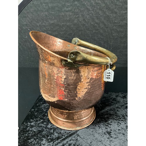 110 - HAMMERED COPPER AND BRASS COAL SCUTTLE H16