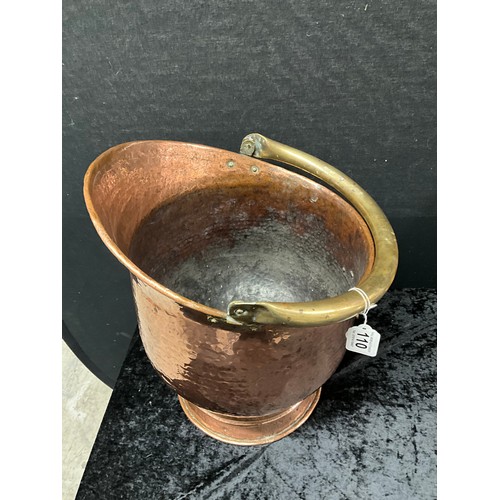 110 - HAMMERED COPPER AND BRASS COAL SCUTTLE H16