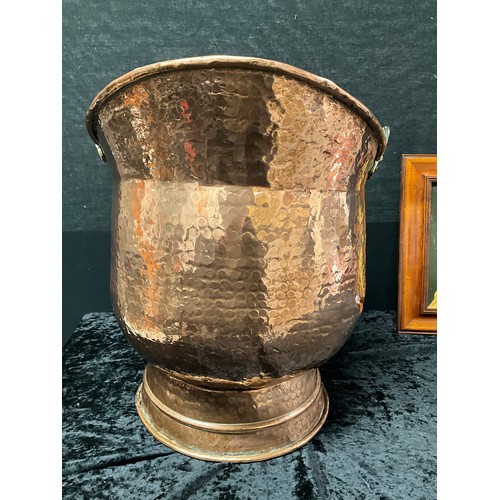 110 - HAMMERED COPPER AND BRASS COAL SCUTTLE H16