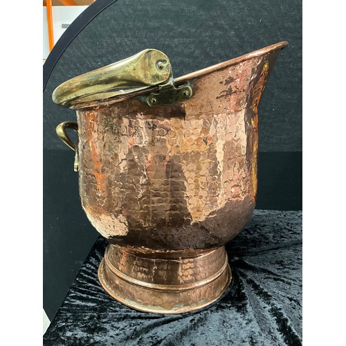 110 - HAMMERED COPPER AND BRASS COAL SCUTTLE H16