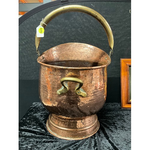 110 - HAMMERED COPPER AND BRASS COAL SCUTTLE H16