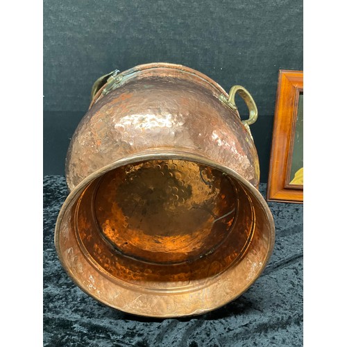 110 - HAMMERED COPPER AND BRASS COAL SCUTTLE H16