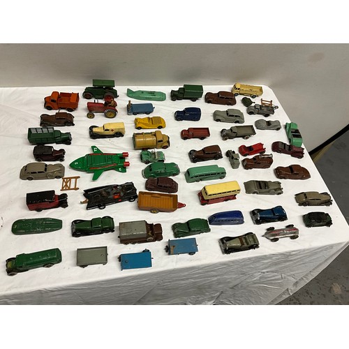 137 - BOX OF VINTAGE DIECAST TOY VEHICLES TO INCLUDE DINKY ETC