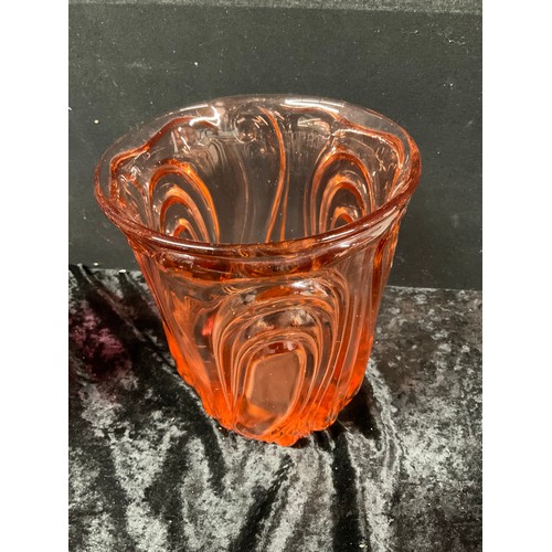 146 - SMALL BOX OF COLLECTABLE GLASSWARE TO INCLUDE ART GLASS VASE AND VICTORIAN CRANBERRY GLASS JUG