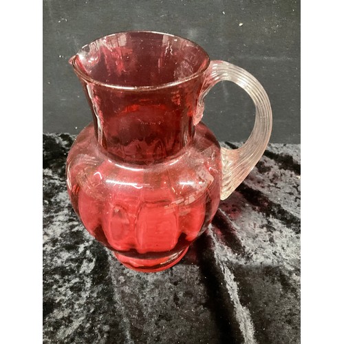 146 - SMALL BOX OF COLLECTABLE GLASSWARE TO INCLUDE ART GLASS VASE AND VICTORIAN CRANBERRY GLASS JUG