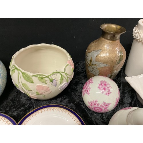 149 - BOX OF VICTORIAN AND LATER COLLECTABLE CERAMICS TO INCLUDE CHINESE GINGER JAR