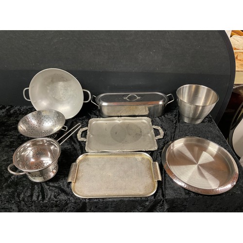 169 - QUANTITY OF KITCHENWARE TO INCLUDE TRAYS AND STAINLESS STEEL FISH KETTLE