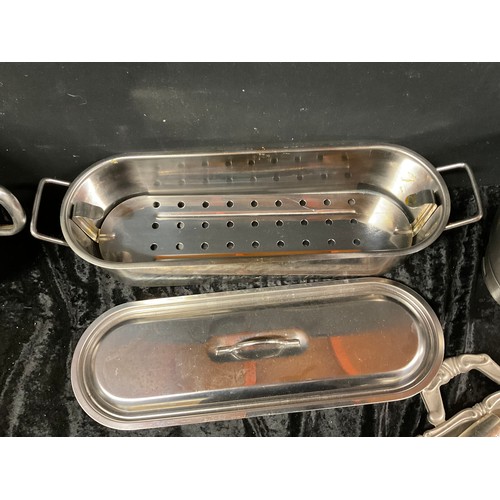 169 - QUANTITY OF KITCHENWARE TO INCLUDE TRAYS AND STAINLESS STEEL FISH KETTLE