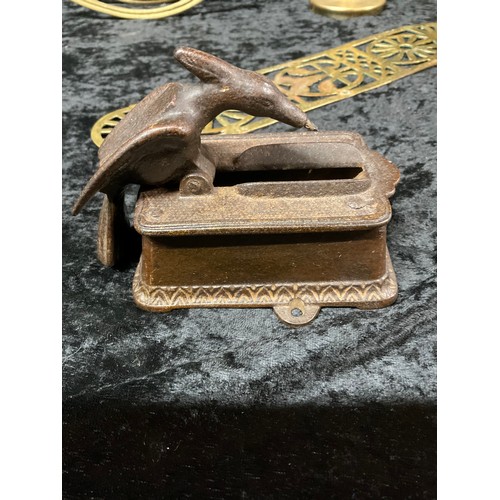 185 - SMALL CRATE OF BRASS ITEMS,COLLECTORS BISCUIT TIN AND CAST IRON DOOR KNOCKER