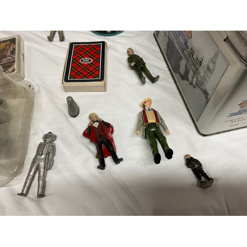 189 - BOX OF DOCTOR WHO ITEMS TO INCLUDE SMALL FIGURES,TIN ETC