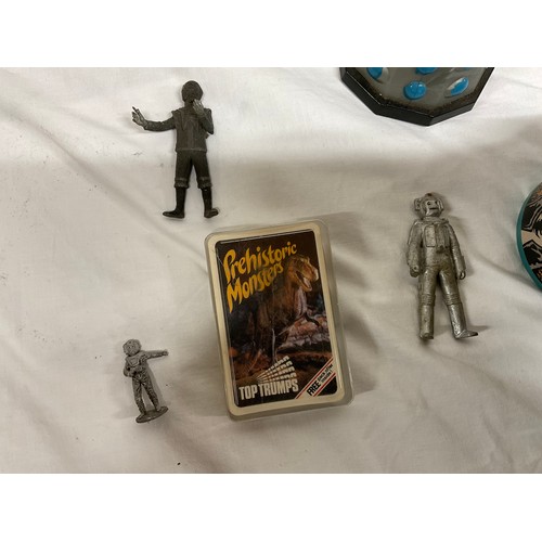 189 - BOX OF DOCTOR WHO ITEMS TO INCLUDE SMALL FIGURES,TIN ETC