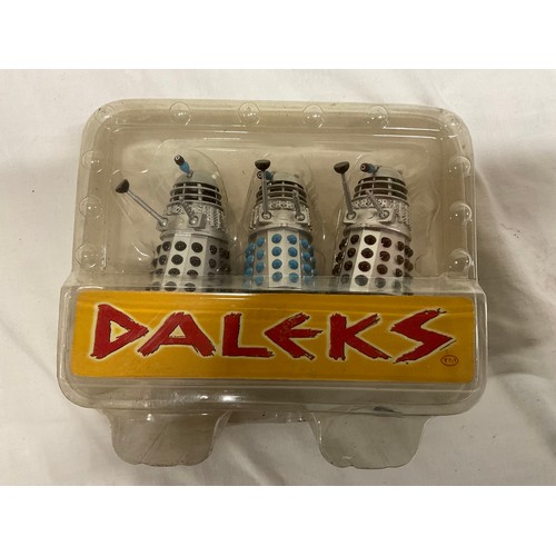 189 - BOX OF DOCTOR WHO ITEMS TO INCLUDE SMALL FIGURES,TIN ETC