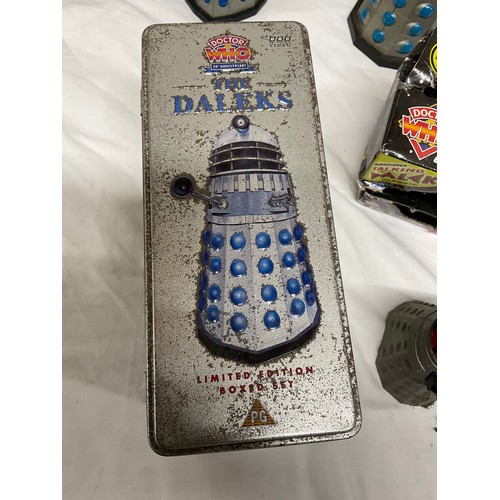 189 - BOX OF DOCTOR WHO ITEMS TO INCLUDE SMALL FIGURES,TIN ETC