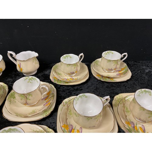 191 - VINTAGE ROYAL ALBERT CROCUS PATTERN TEA AND SANDWICH SET 40 PIECES