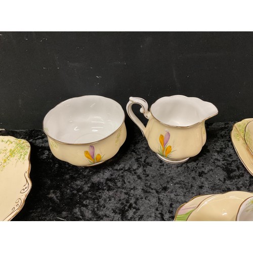 191 - VINTAGE ROYAL ALBERT CROCUS PATTERN TEA AND SANDWICH SET 40 PIECES