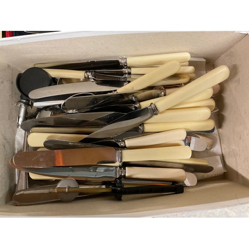 196 - BOX OF CUTLERY TO INCLUDE VINTAGE CASED SETS ETC