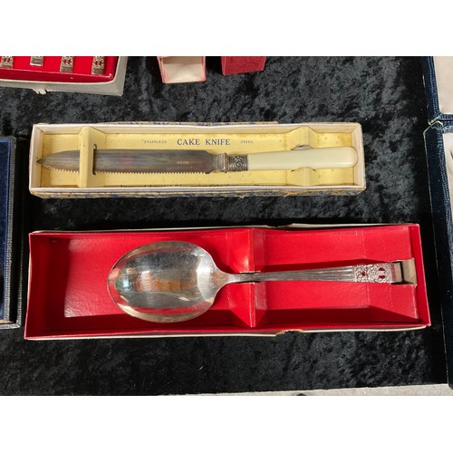 196 - BOX OF CUTLERY TO INCLUDE VINTAGE CASED SETS ETC