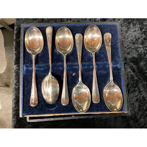 196 - BOX OF CUTLERY TO INCLUDE VINTAGE CASED SETS ETC