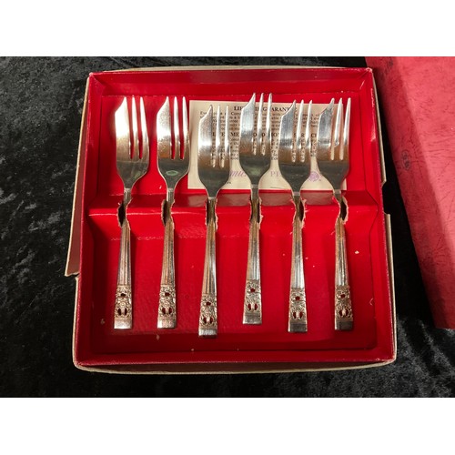 196 - BOX OF CUTLERY TO INCLUDE VINTAGE CASED SETS ETC