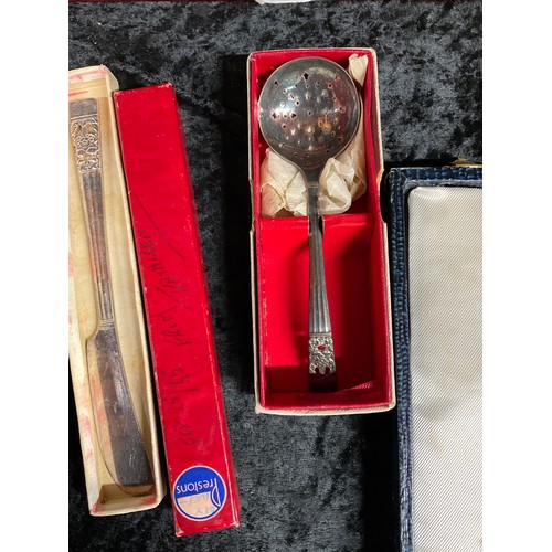 196 - BOX OF CUTLERY TO INCLUDE VINTAGE CASED SETS ETC