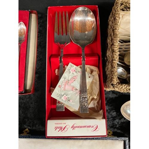 196 - BOX OF CUTLERY TO INCLUDE VINTAGE CASED SETS ETC