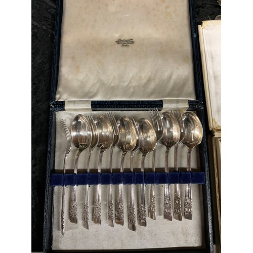 196 - BOX OF CUTLERY TO INCLUDE VINTAGE CASED SETS ETC