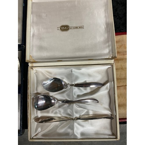 196 - BOX OF CUTLERY TO INCLUDE VINTAGE CASED SETS ETC