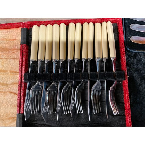 196 - BOX OF CUTLERY TO INCLUDE VINTAGE CASED SETS ETC